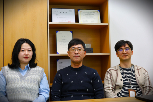 한국뇌연구원은 오믹스와 AI 기술을 접목해 초기 알츠하이머병을 78%의 높은 정확도로 진단할 수 있는 바이오마커를 발굴했다. 이슬아 박사후 연수연구원(왼쪽부터), 윤종혁 책임연구원, 이찬희 선임연구원  뇌연구원 제공